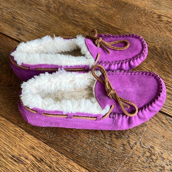 UGG slippers size 4 - Picture 2 of 7